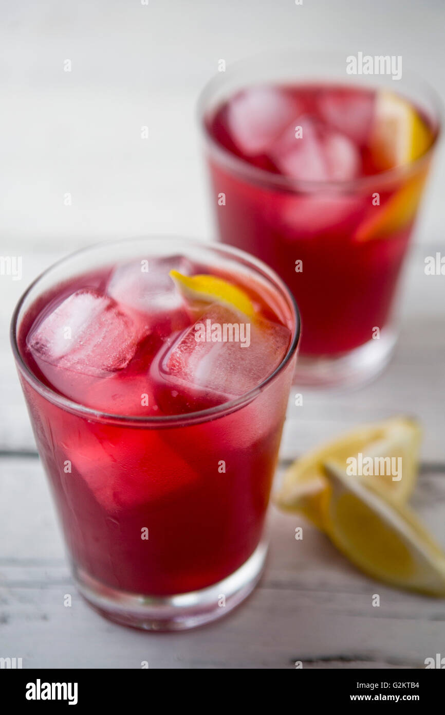 Deux verres de jus de canneberge avec glace et citron Banque D'Images