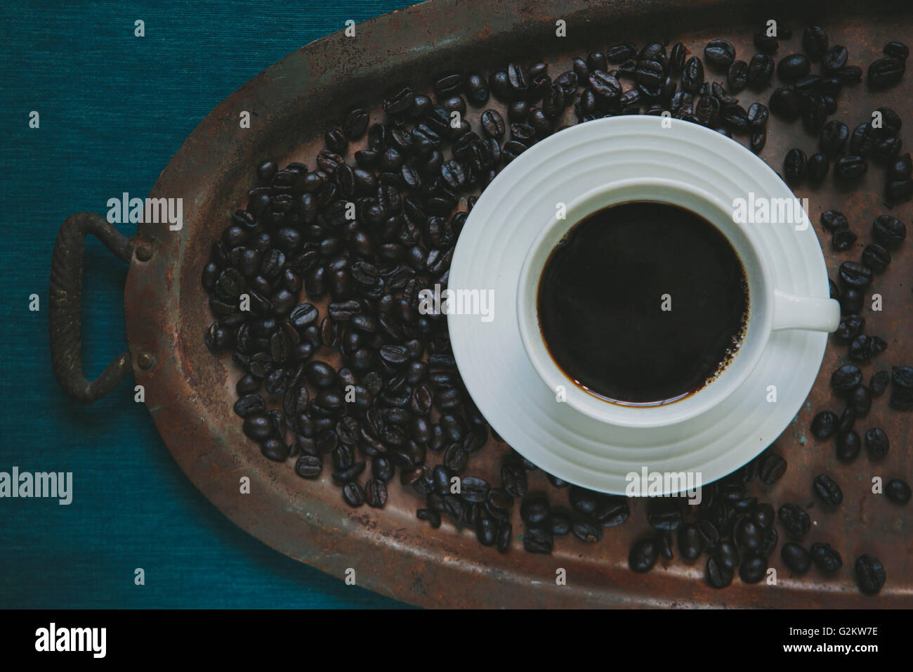 Tasse de café avec des grains de café, High Angle View Banque D'Images