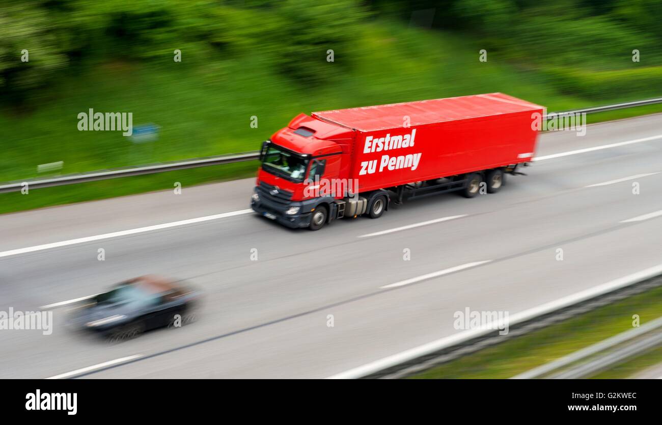 Les voitures et les camions sur l'autoroute le 25 mai 2016 près de Hambourg, Allemagne. Dans le monde d'utilisation | Banque D'Images