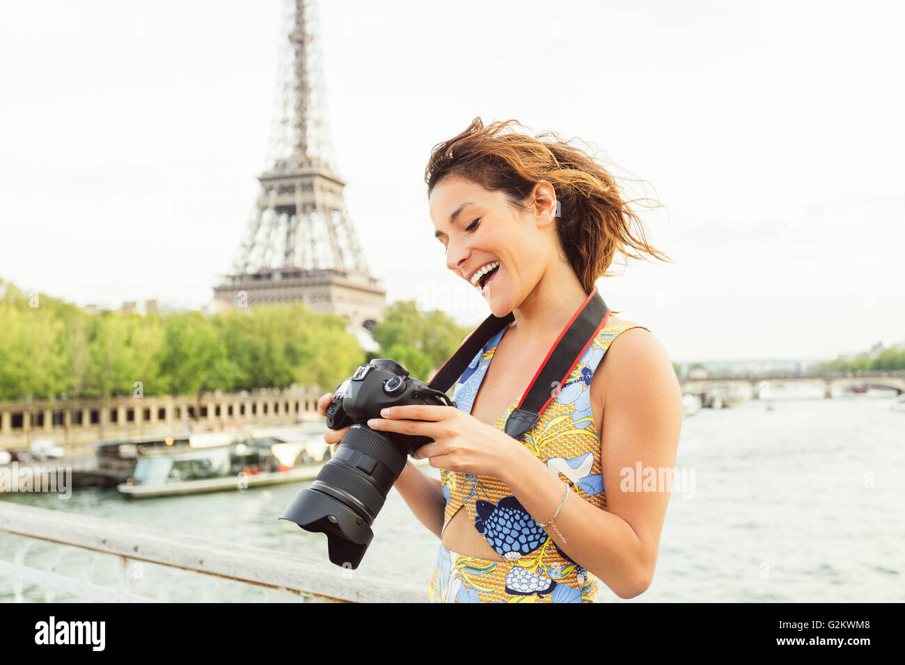 Femme en visite à Paris avec la tour Eiffel en arrière-plan Banque D'Images