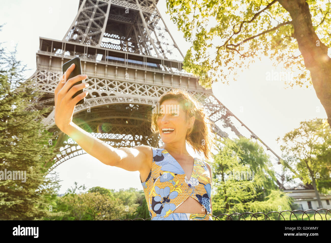 Paris, une femme avec des selfies Tour Eiffel sur l'arrière-plan Banque D'Images