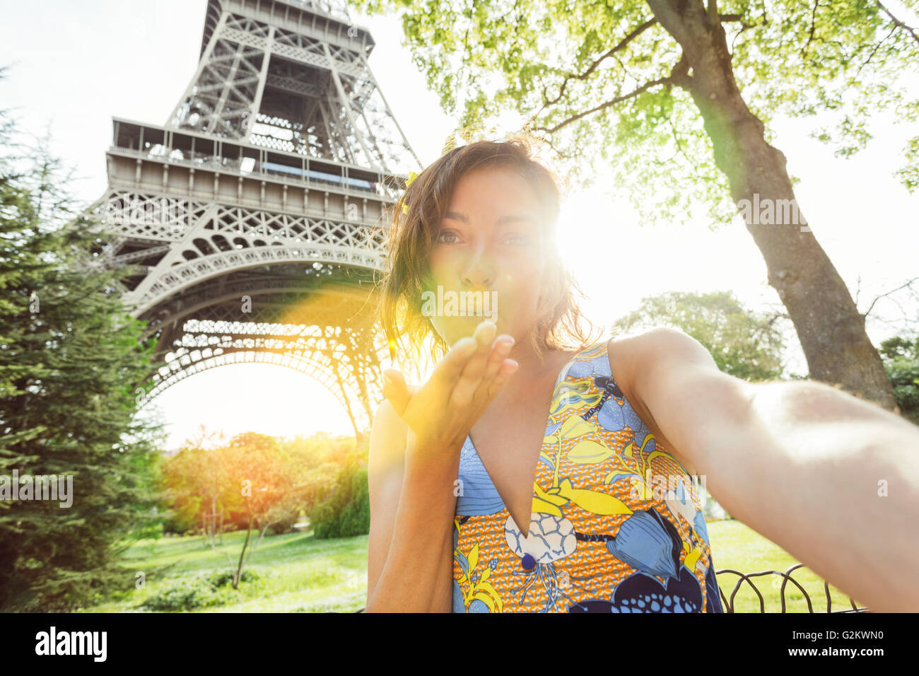 Paris, une femme avec des selfies Tour Eiffel sur l'arrière-plan Banque D'Images