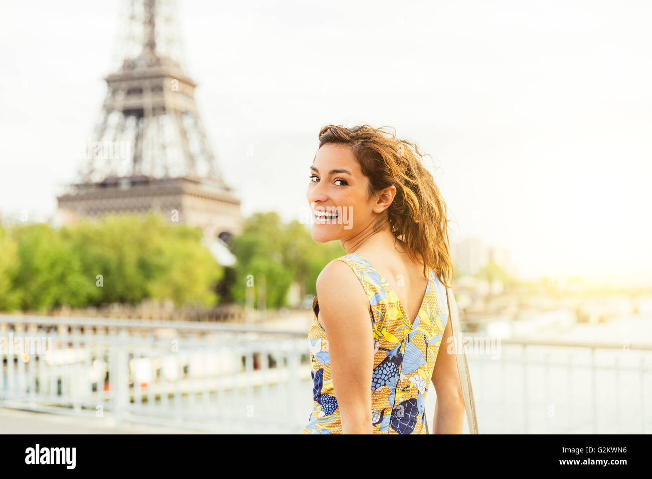 Jeune femme en visite à Paris Banque D'Images