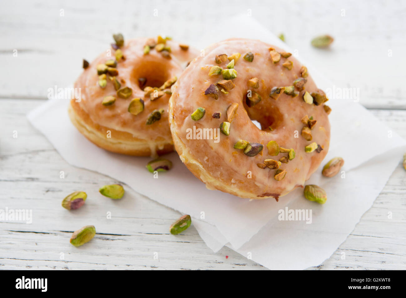 Donuts avec glaçage Orange et pistaches Banque D'Images