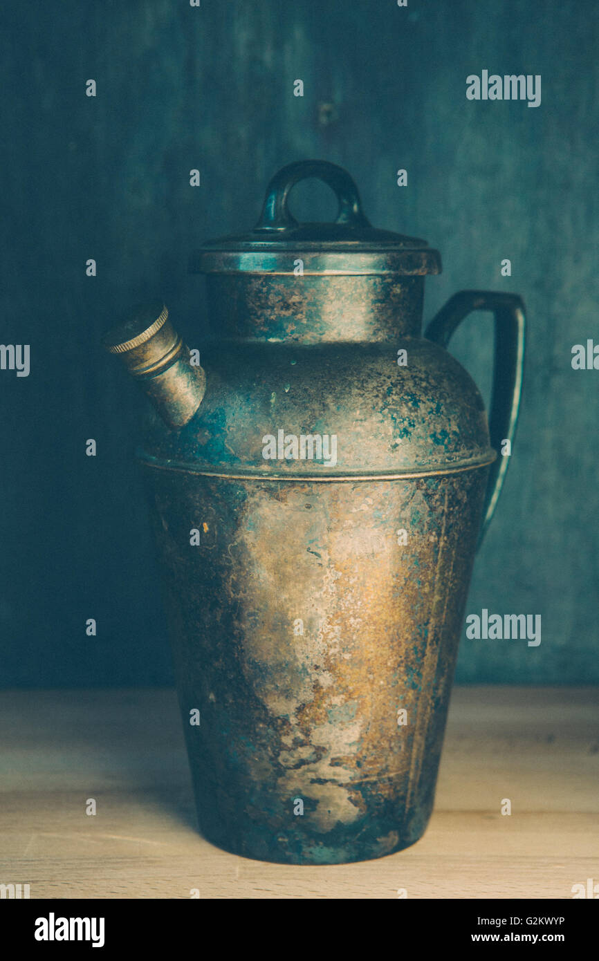 Metal Antique pitcher de l'eau Banque D'Images