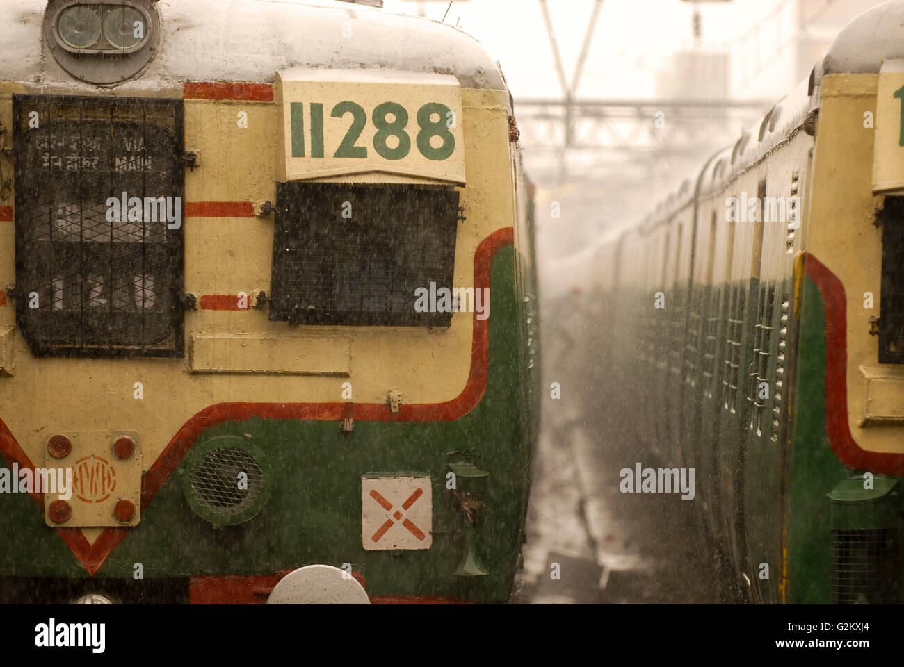 L'Inde, de l'État du Bengale occidental, Calcutta Kolkata ville, gare de Howrah, city train lors d'une forte mousson douche / INDIEN, Westbengalen Kalkutta, Bahnhof Howrah Banque D'Images