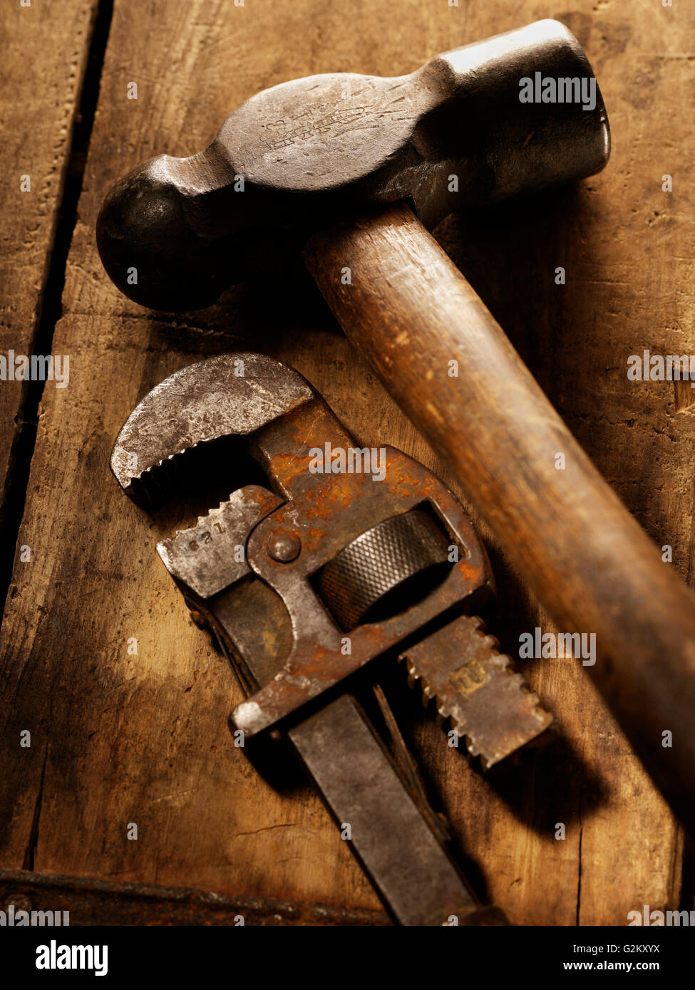 Vieux-Ball peen Hammer et une clé à pipe Banque D'Images