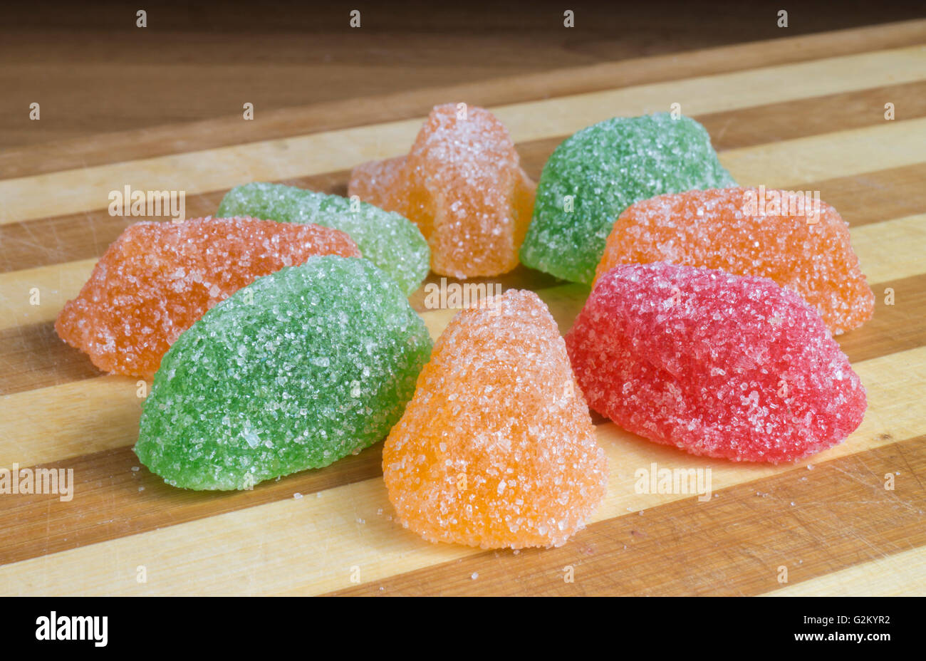 Pâtes de fruits sucrées cuisine sur planche en bois avec Brown et light Banque D'Images