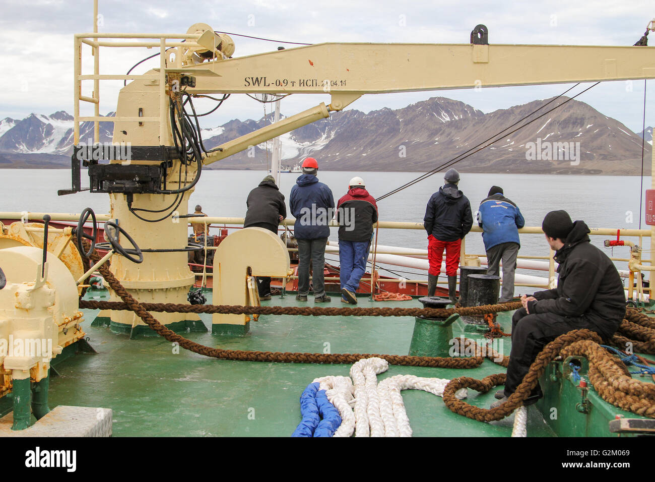 Les marins avant d'amarre dans la paisible baie de Svalbard Banque D'Images