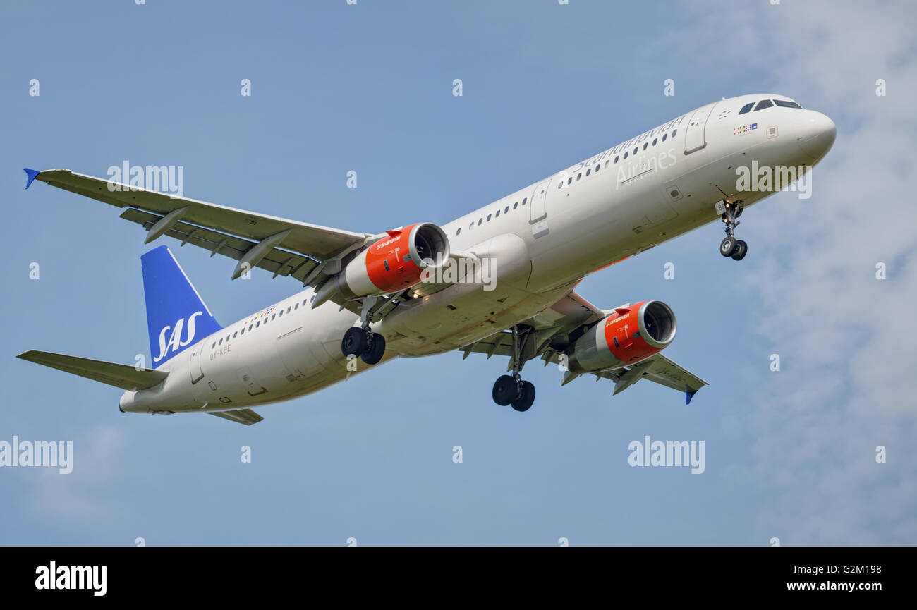 SAS Scandinavian Airlines Airbus a321 OY-KBE débarquer à l'aéroport LHR de Londres-Heathrow Banque D'Images