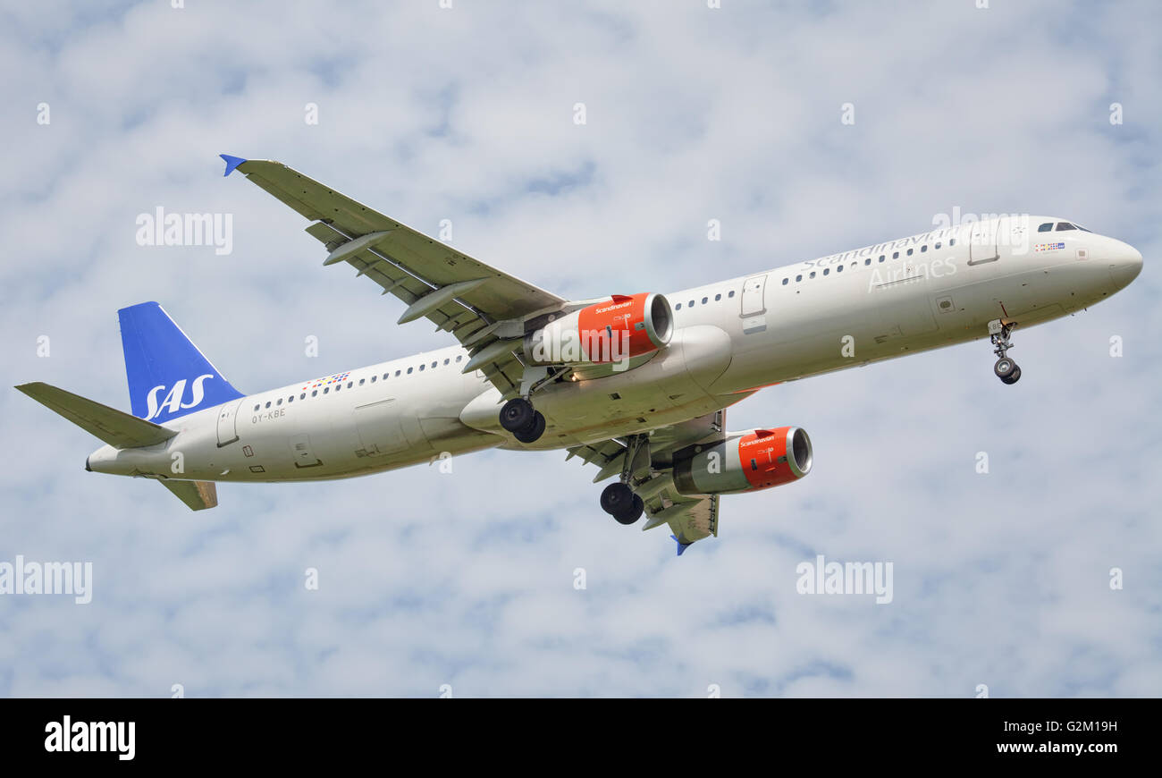 SAS Scandinavian Airlines Airbus a321 OY-KBE débarquer à l'aéroport LHR de Londres-Heathrow Banque D'Images