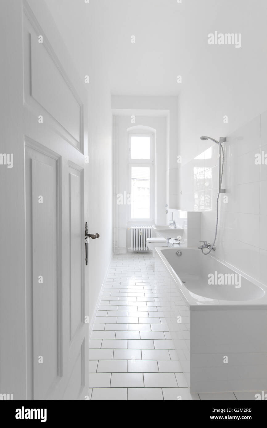 Salle de bains avec baignoire blanc - intérieur Immobilier Banque D'Images