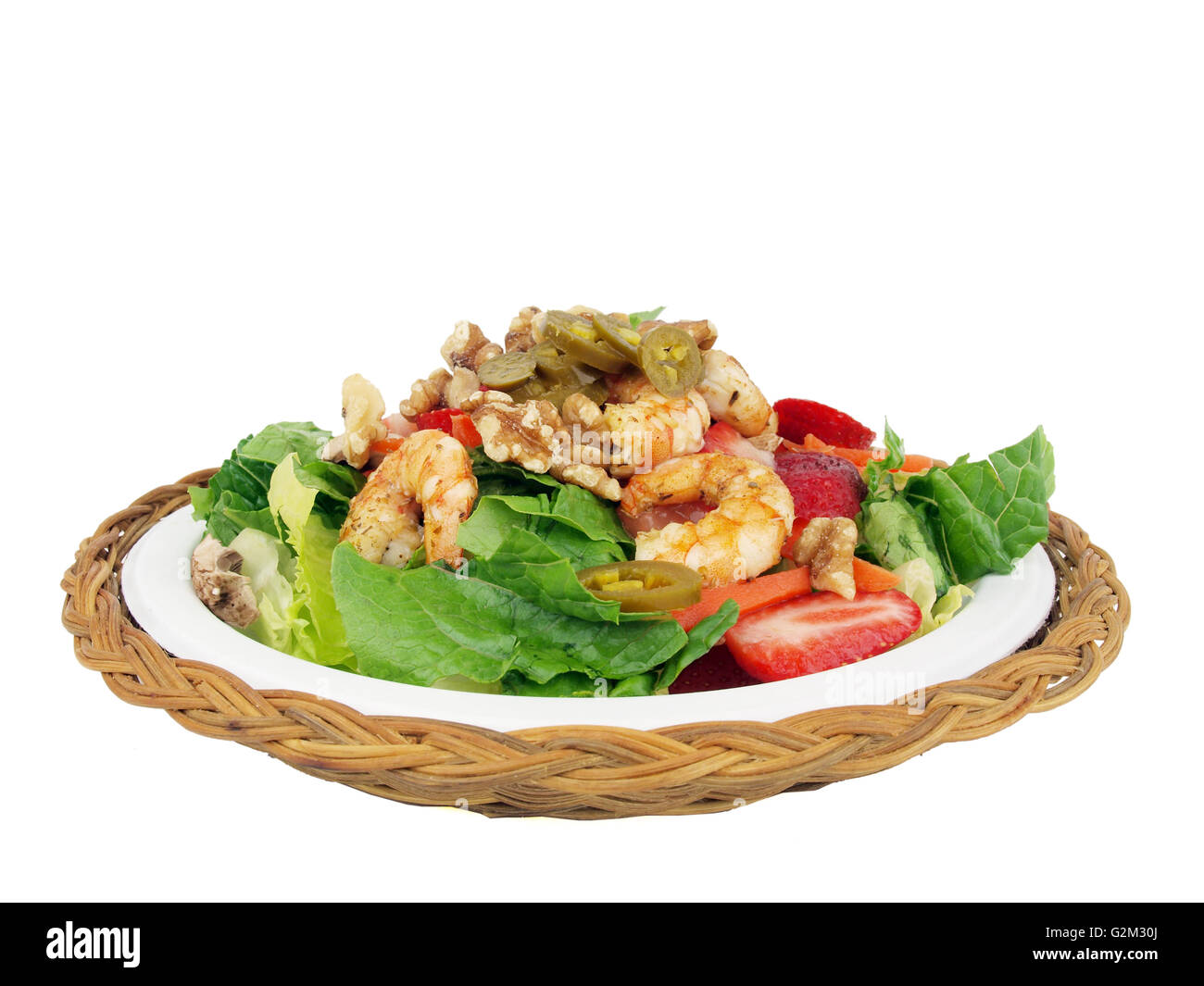 Salade saine de crevettes, laitue, tomate. l'oignon, le poivre, les noix et le piment jalapeno sur fond blanc Banque D'Images