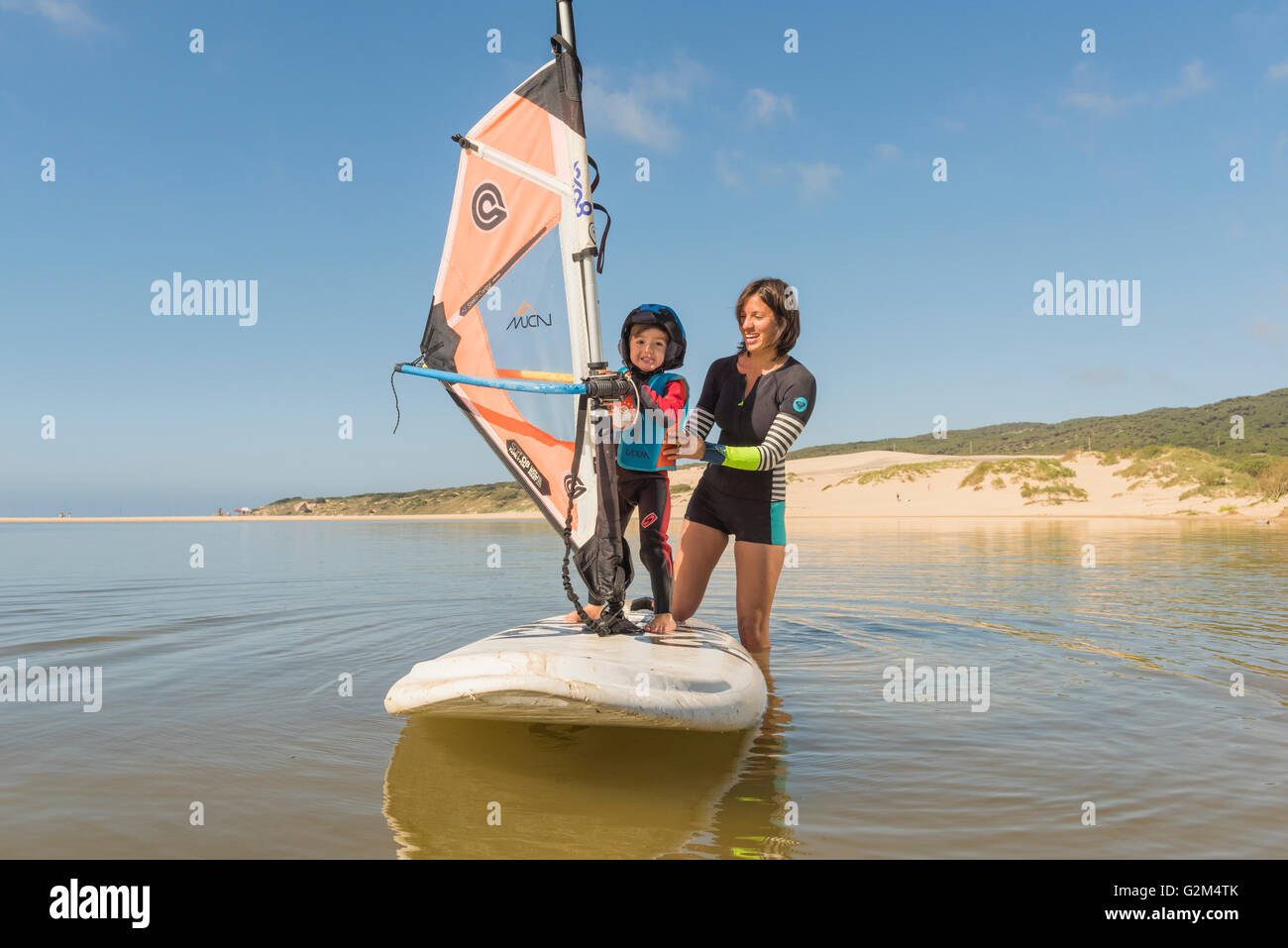 Enfant ayant une leçon de planche à voile. La plage de Valdevaqueros,  Tarifa, Cadix, Costa de la Luz, Andalousie, espagne Photo Stock - Alamy