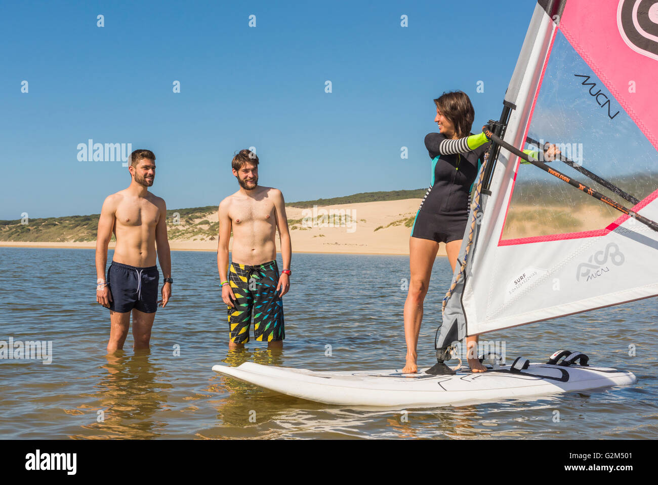 Instructeur de planche à voile. La plage de Valdevaqueros, Tarifa, Cadix, Costa de la Luz, Andalousie, espagne. Banque D'Images