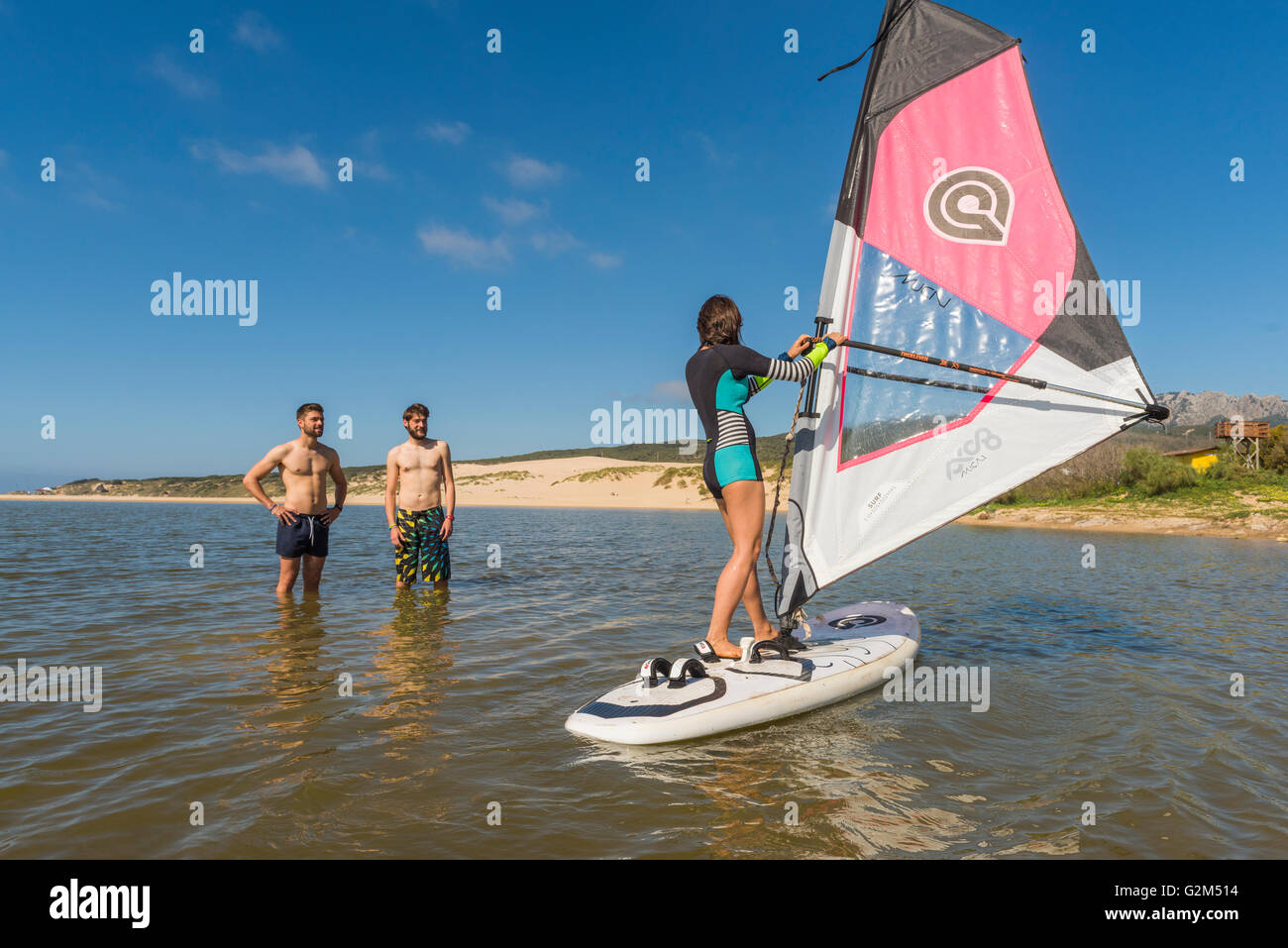 Instructeur de planche à voile. La plage de Valdevaqueros, Tarifa, Cadix, Costa de la Luz, Andalousie, espagne. Banque D'Images