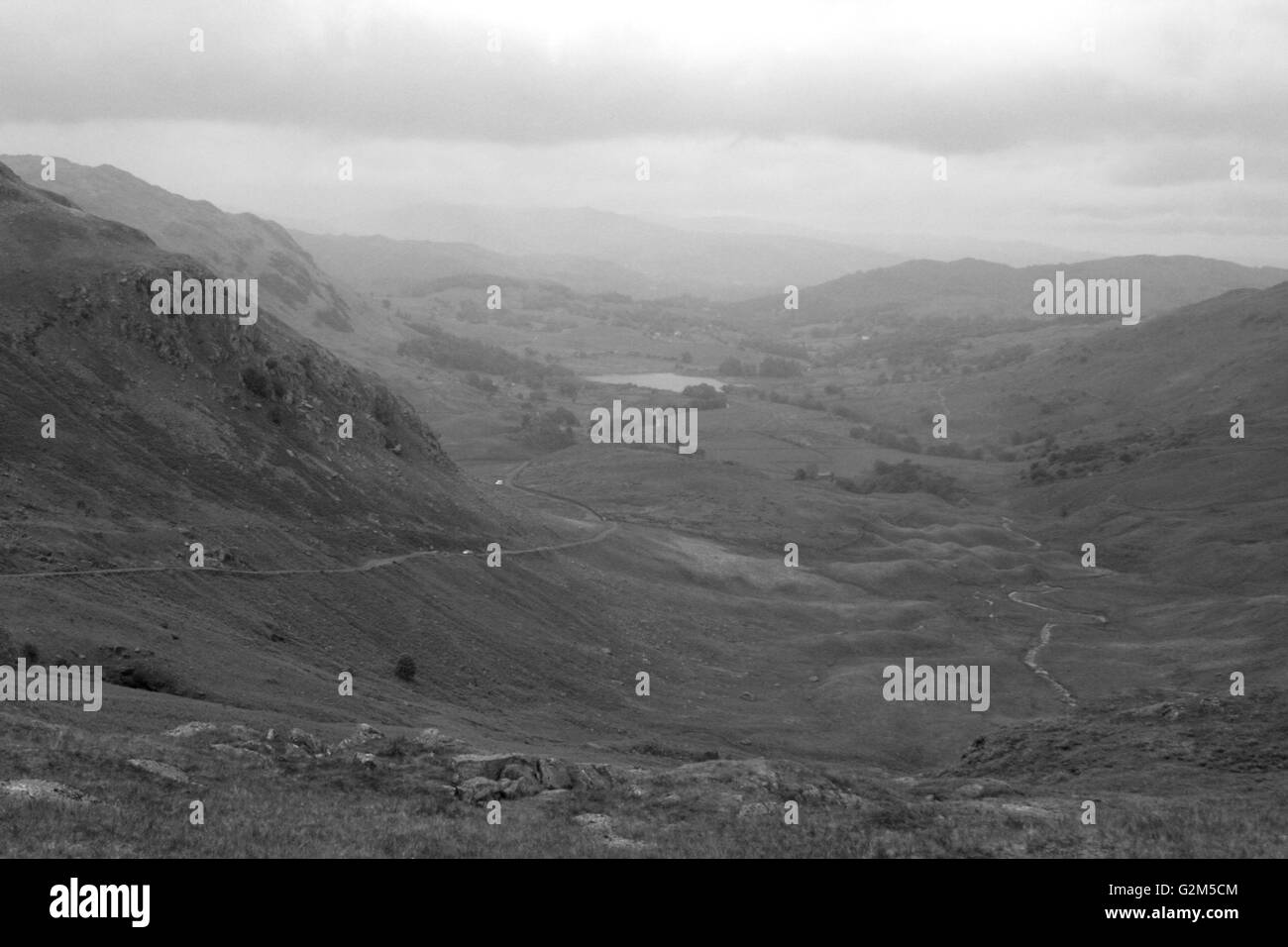 L'Est de grimper sur le Wrynose Pass avec peu de distance dans le Tarn Langdale Banque D'Images