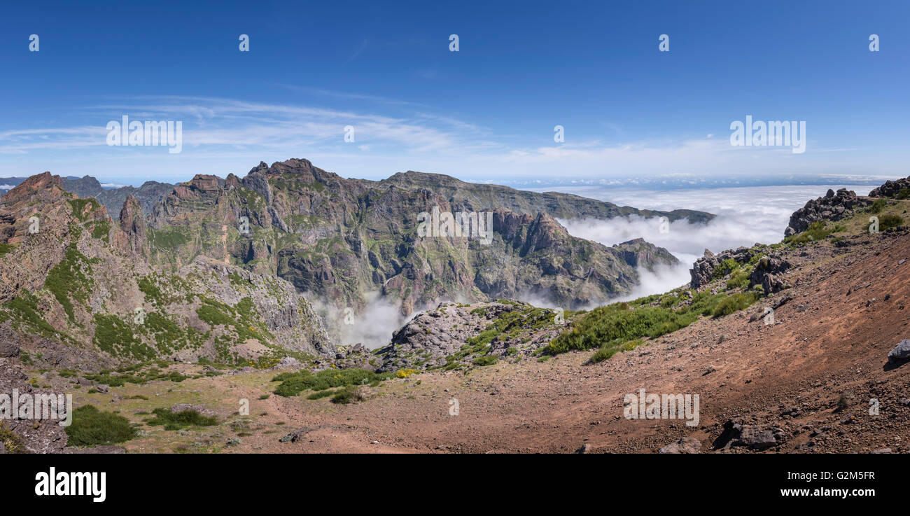Inversion de température au-dessous de Pico do Arieiro paysage de montagne à Madère Banque D'Images