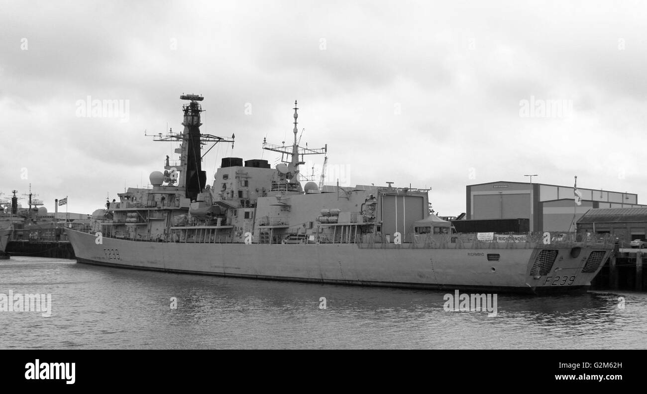 Le HMS Richmond à quai à Portsmouth en noir et blanc Banque D'Images