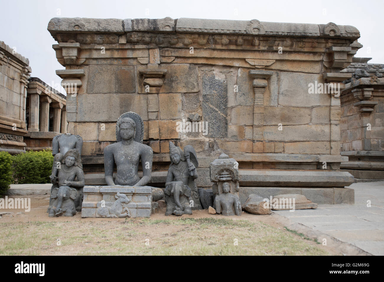 L'objet de fouilles jain sculptures de la 9e-10e siècle à panchakuta kambadahalli basadi, district de mandya,, Karnataka, Inde Banque D'Images