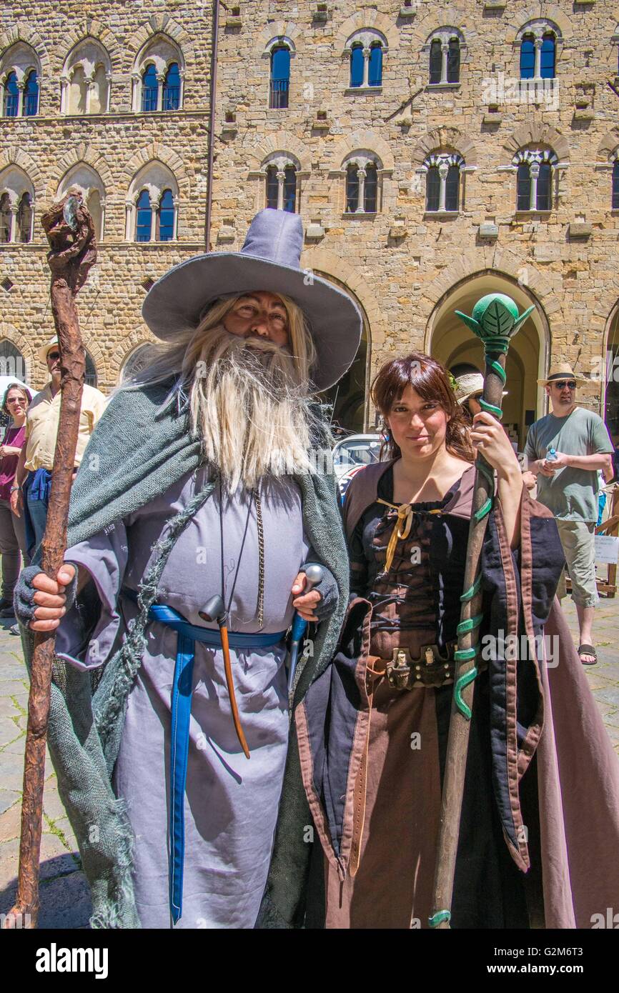 Homme & Femme en costume, Volterra, une ville de montagne fortifiée dans la province de Pise dans la région Toscane, Italie. Banque D'Images