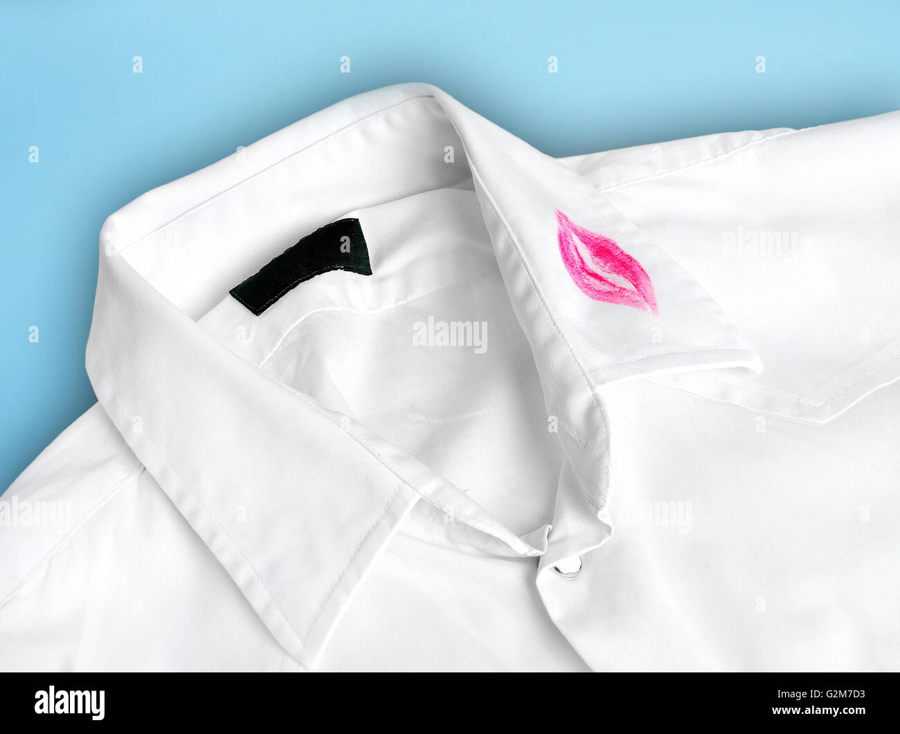 Chemise blanche avec du rouge à lèvres kiss Photo Stock - Alamy