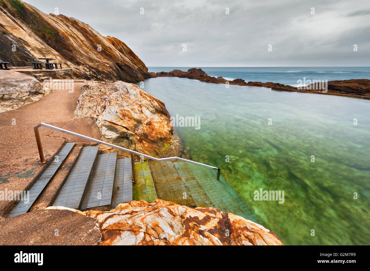 Dans la piscine bleu saphir de Bermagui à la côte. Banque D'Images