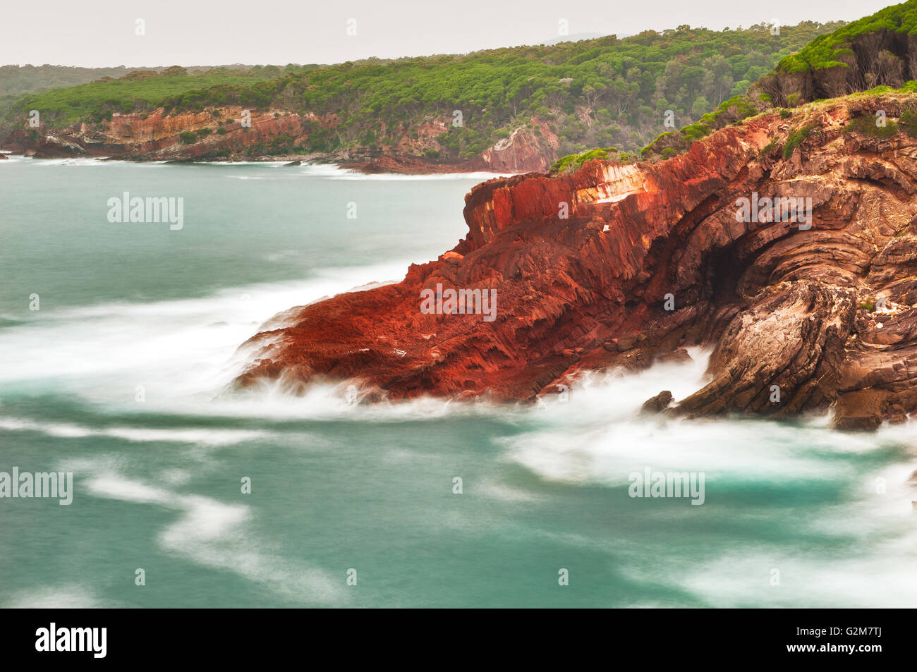 Les roches rouges à la côte de Saphir dans Ben Boyd Parc National. Banque D'Images