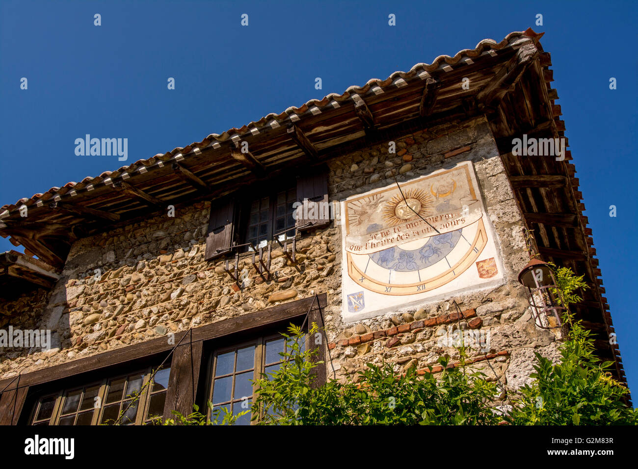 Cadran solaire, vieille ville de Pérouges labellisée les plus beaux villages de France, département de l'Ain près de Lyon, Auvergne Rhones Alpes, France, Europe Banque D'Images