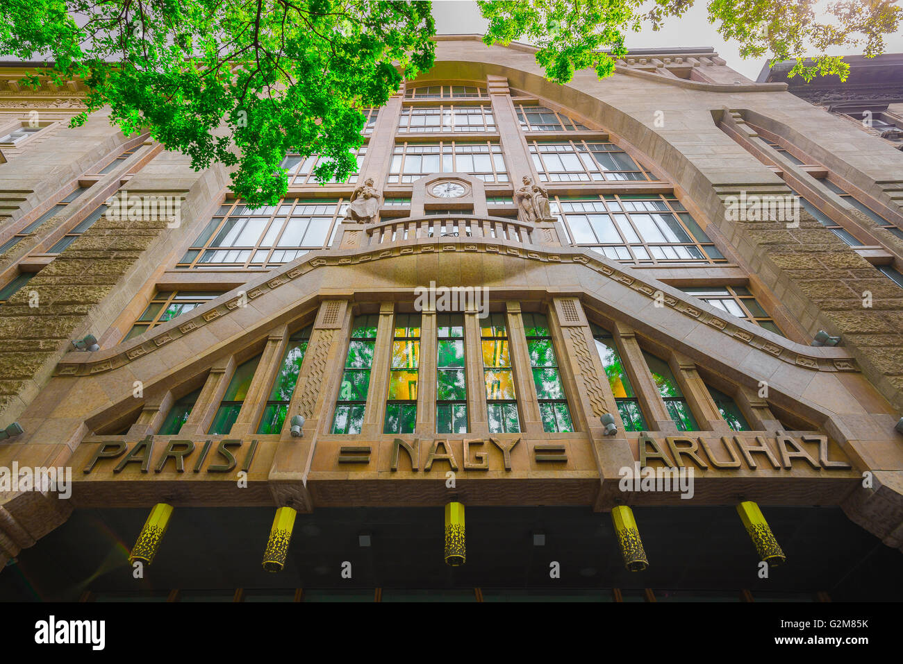 La façade de style Art Nouveau Paris Department Store (1911) le logement dans la librairie Alexandra Terezvaros district de Budapest, Hongrie. Banque D'Images