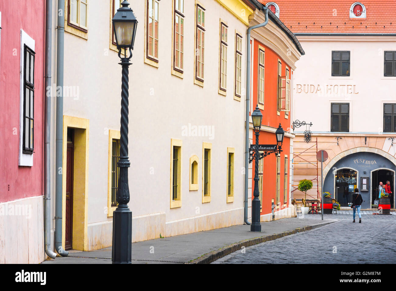 Rue baroque hongroise, vue sur l'élégante architecture de la fin du 17th siècle dans le quartier du château du Var à Budapest, Hongrie. Banque D'Images