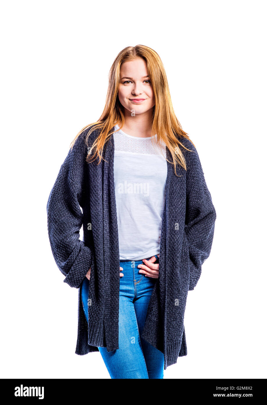 Adolescente en jeans et pull long gris, jeune femme, studio shot on white  background, isolé Photo Stock - Alamy