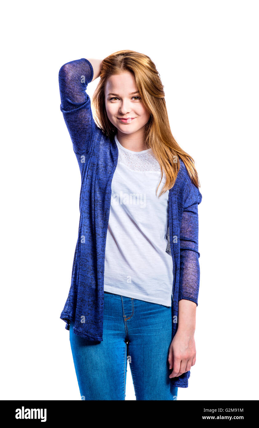 Adolescente en jeans et pull bleu, jeune femme, studio shot on white background, isolé Banque D'Images