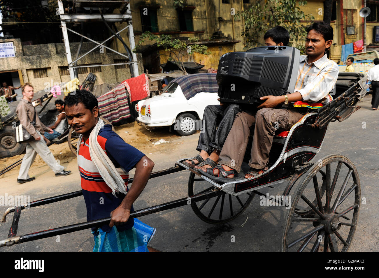 L'INDE, Kolkata, homme Westbengal-powered / rickshaw INDIEN, Westbengalen handgeszogene Rikscha, Calcutta, die Arbeit wird von armen Kulis aus Bihar verrichtet Banque D'Images