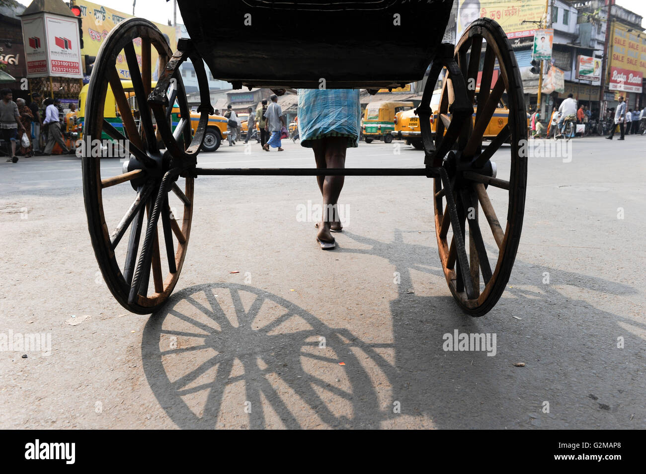L'INDE, Kolkata, homme Westbengal-powered / rickshaw INDIEN, Westbengalen handgeszogene Rikscha, Calcutta, die Arbeit wird von armen Kulis aus Bihar verrichtet Banque D'Images