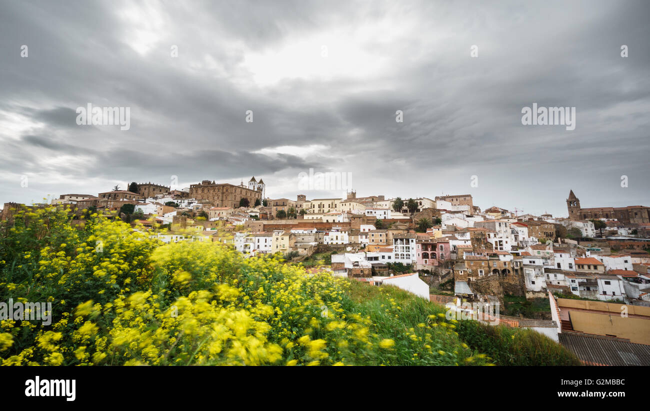 Une longue exposition de la ville médiévale de Caceres avec ciel nuageux Banque D'Images