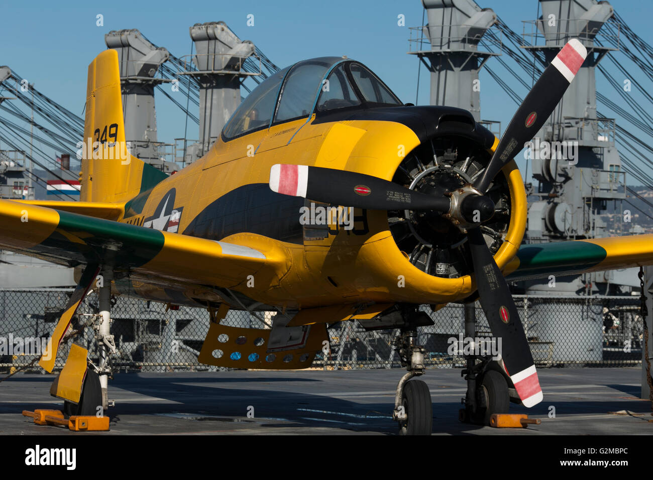 Un North American T-28B, jaune, Marine & Marine Commande d'entraînement de la Garde côtière canadienne, plan de Troie sur l'USS Hornet Museum Ship à Alameda, Californie. Banque D'Images