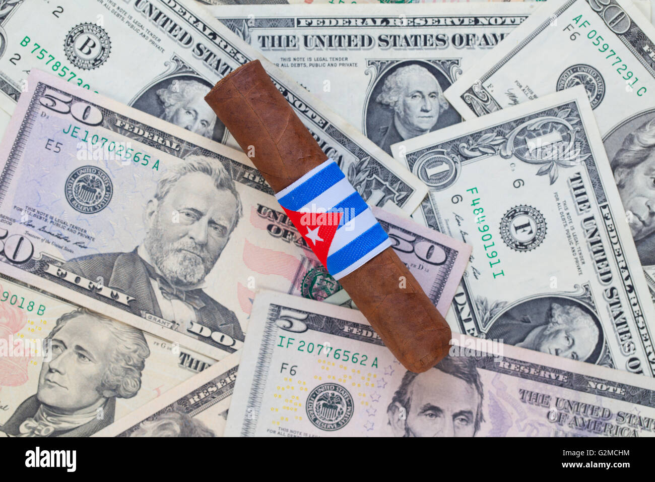 Détail de luxe cigare cubain sur le dollar US banknotes Banque D'Images