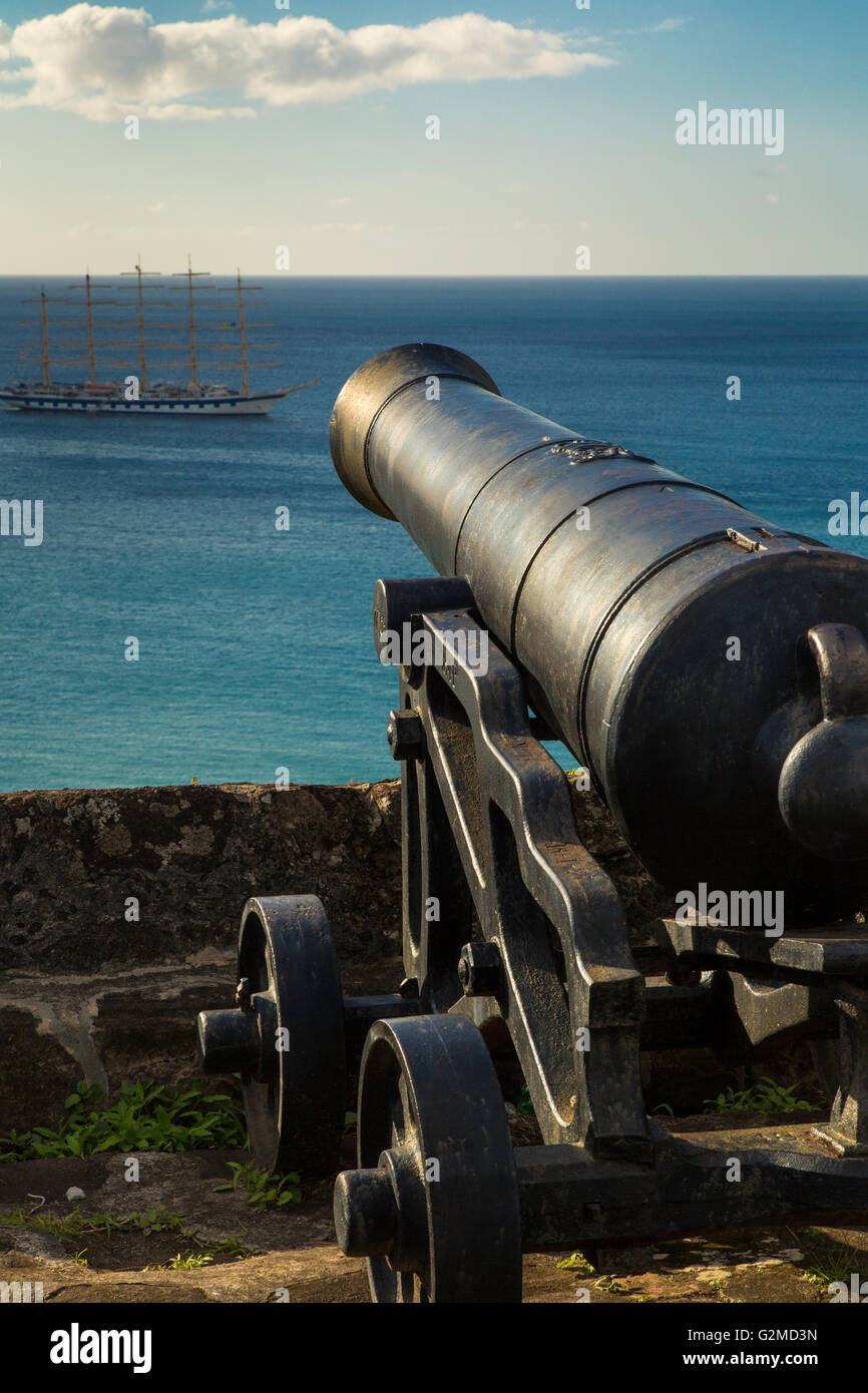 Cannon à Ft George avec vue sur la mer des caraïbes, St Georges, Grenade, West Indies Banque D'Images