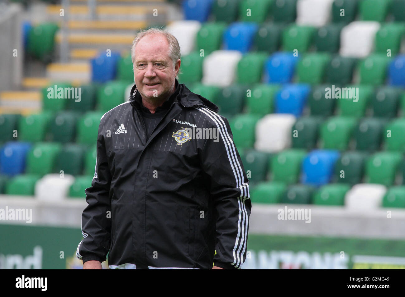 Belfast, le 26 mai 2016. L'Irlande du Nord v Belarus (séance de formation). L'Irlande du Nord assistant manager Jimmy Nicholl prenant part à la session à la Stade National de Football à Windsor Park, Belfast. Banque D'Images