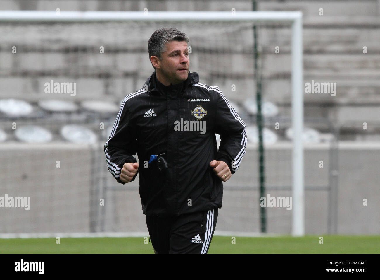 Belfast, le 26 mai 2016. L'Irlande du Nord v Belarus (séance de formation). L'entraîneur de l'Irlande du Nord Stephen Robinson à la session à l'Stade National de Football à Windsor Park, Belfast. Banque D'Images