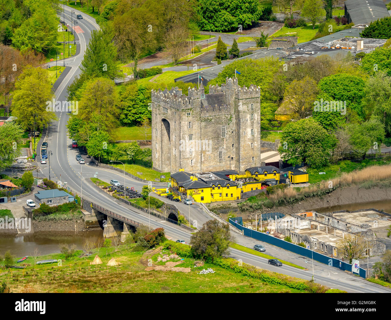 Vue aérienne, le château de Bunratty, Le Bunratty Castle, à côté du pub irlandais Nelly Sale, Derty Nelly's, comté de Clare, Clare, Irlande, Banque D'Images