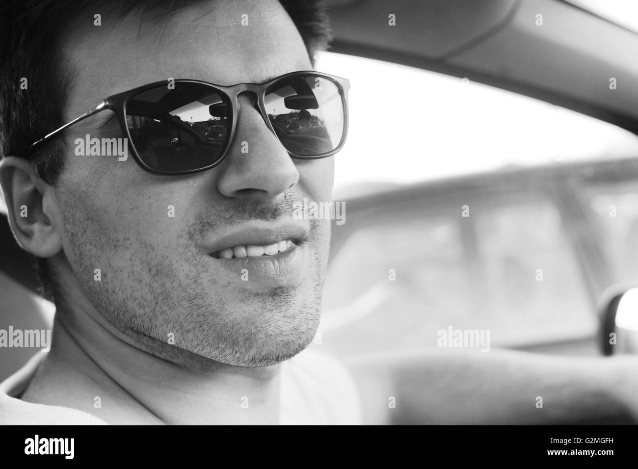 Homme qui monte dans une voiture Banque d'images noir et blanc - Alamy