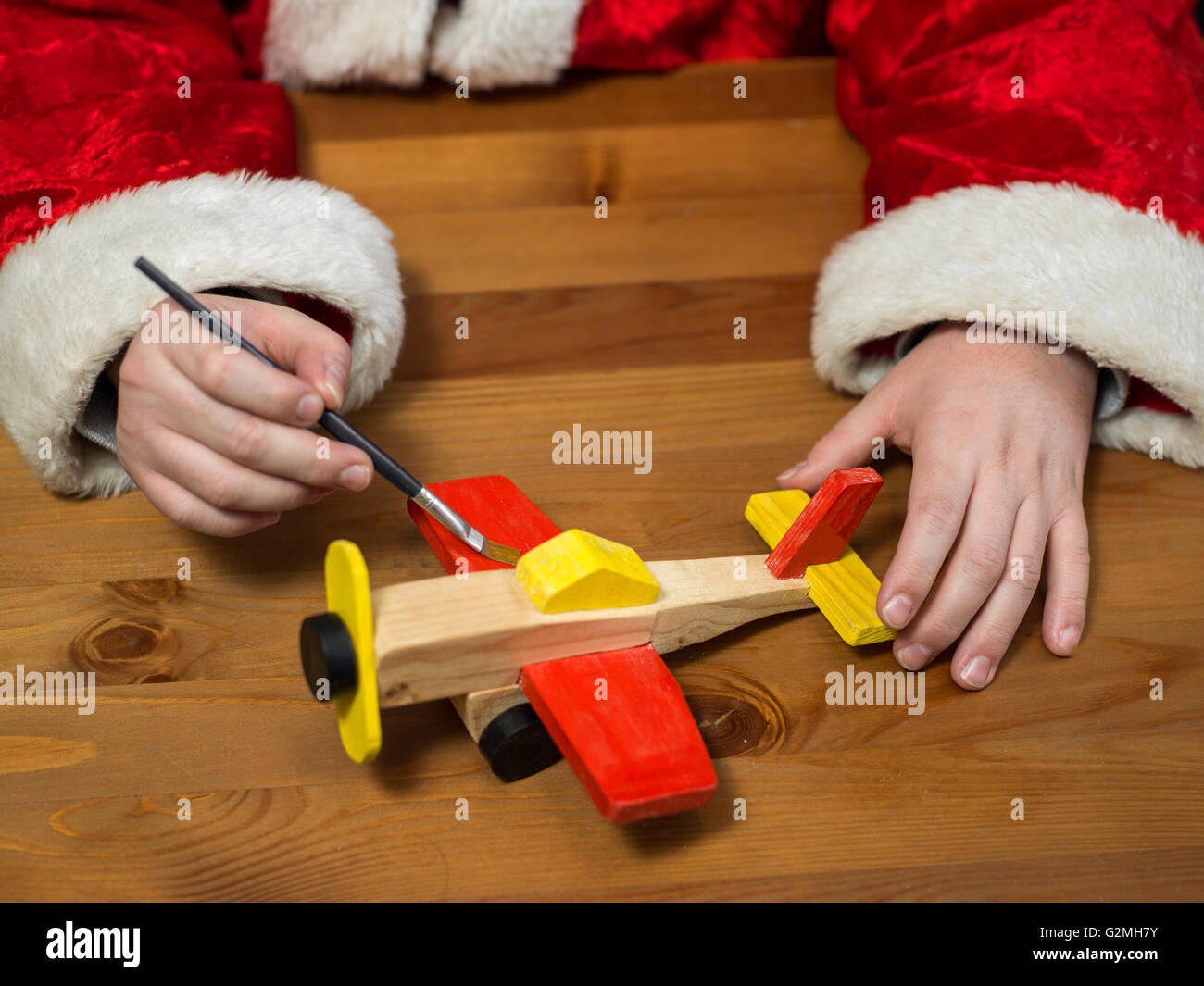 Fabrication de jouets du Père Noël. Peinture et coloriage jouet en bois  Photo Stock - Alamy