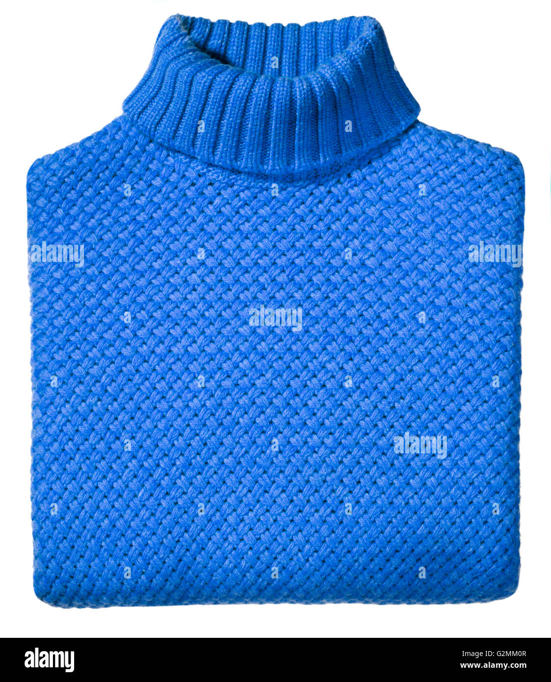 Colorés parfaitement pliée en tricot de laine bleu avec un col polo pliée en un carré compact isolated over white Banque D'Images