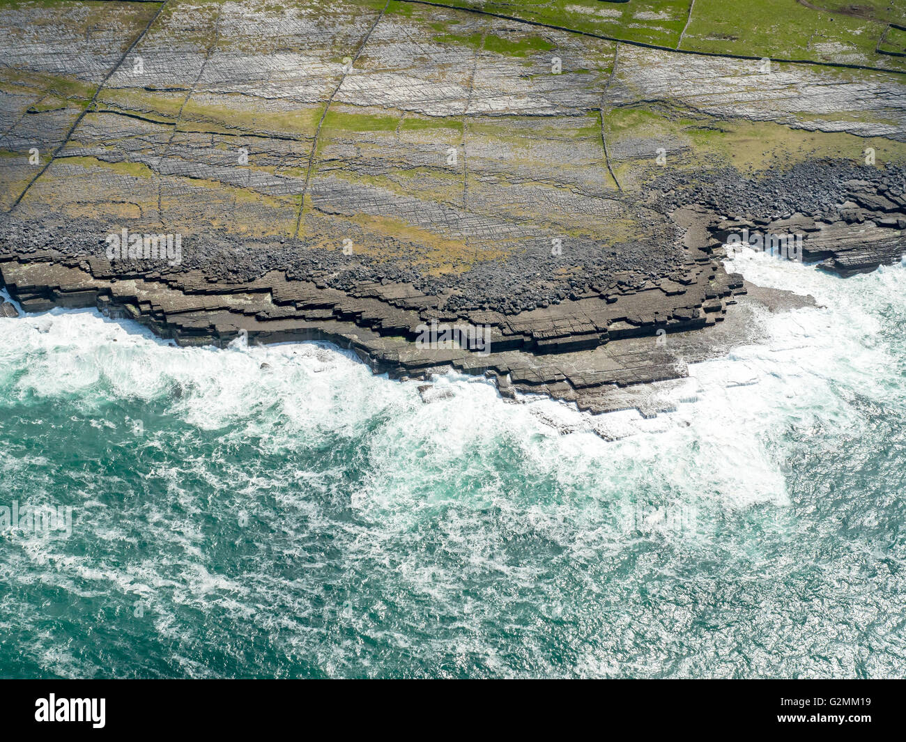 Vue aérienne, des rochers dans la mer avant de Doolin aux falaises de Moher, comté de Clare, Clare, Irlande, Europe, Galway, Irlande, Europe Banque D'Images