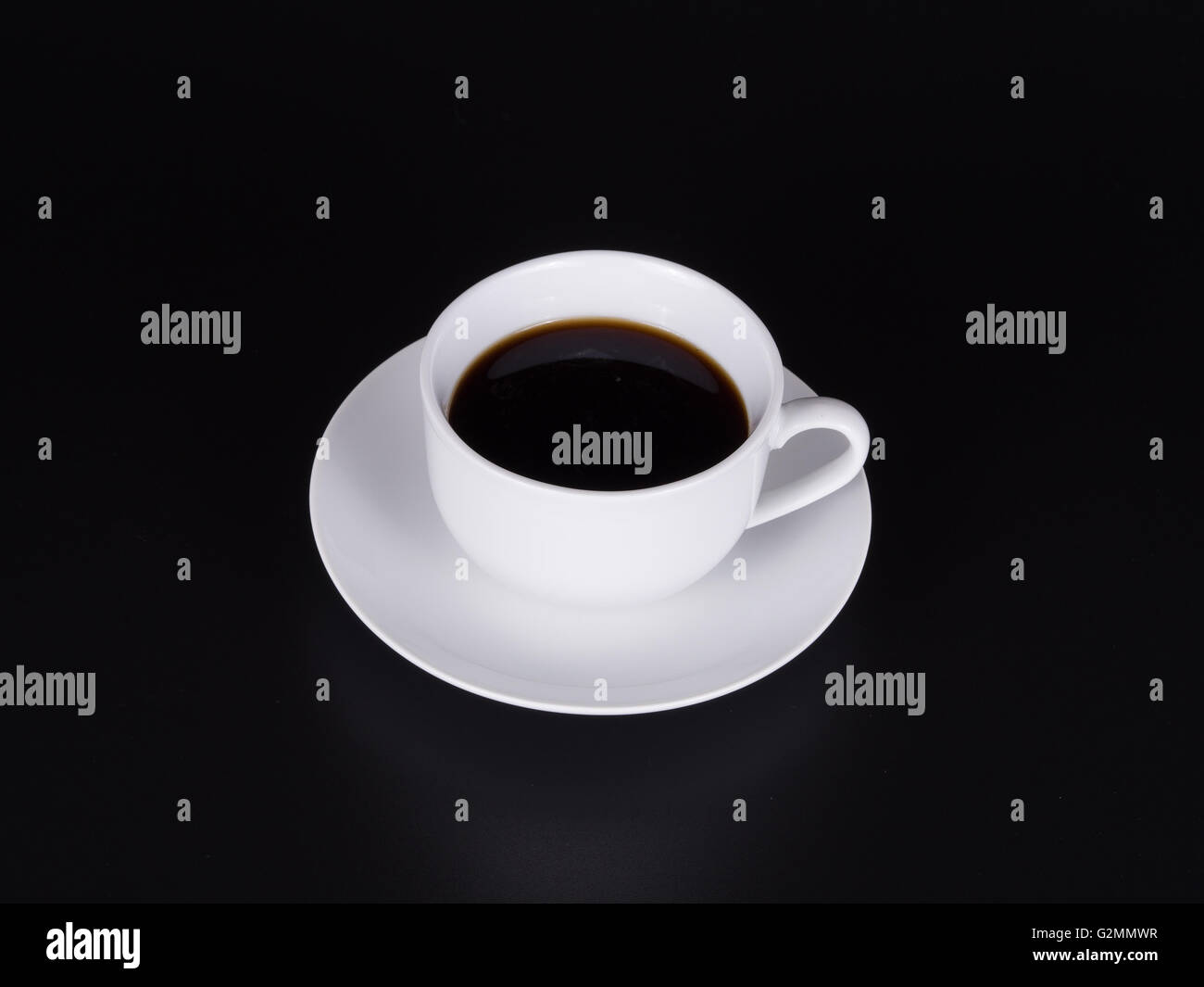 Tasse de café noir blanc sur fond noir Banque D'Images