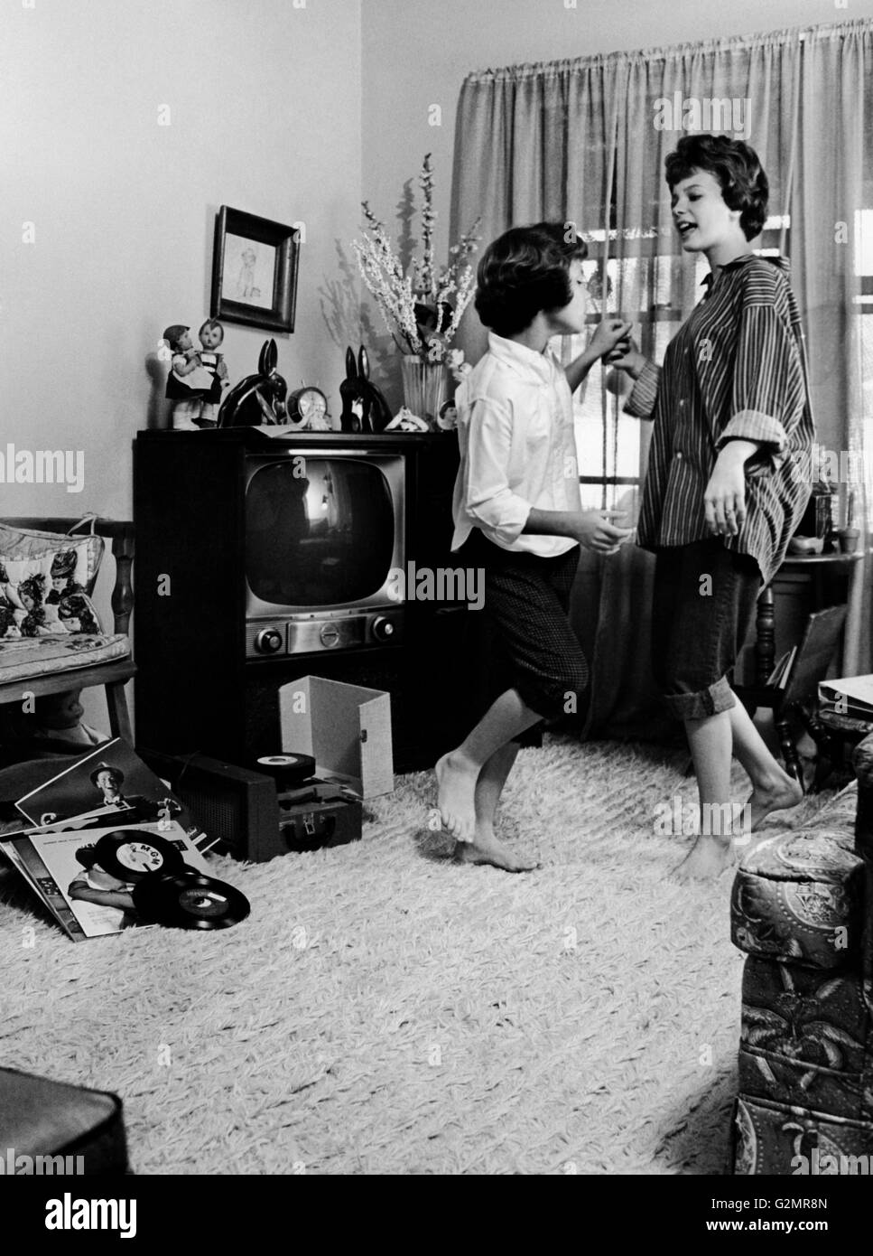 Les jeunes femmes danser à la maison,1960-1970 Banque D'Images