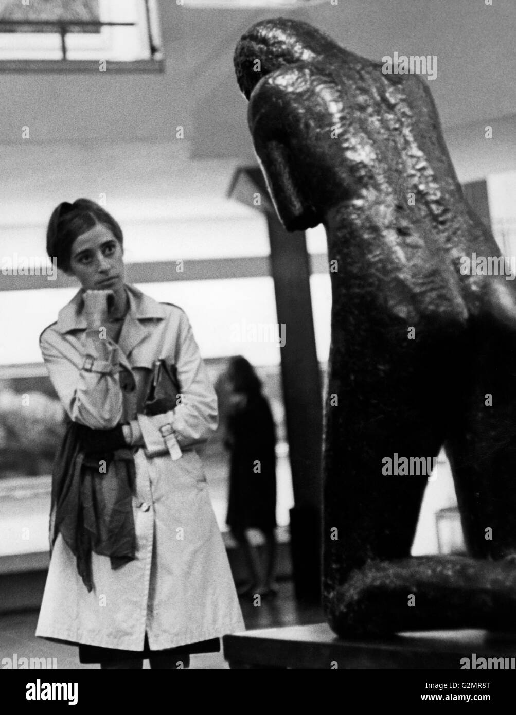 Londres,un visiteur en face d'une sculpture de Brancusi,1966 Banque D'Images