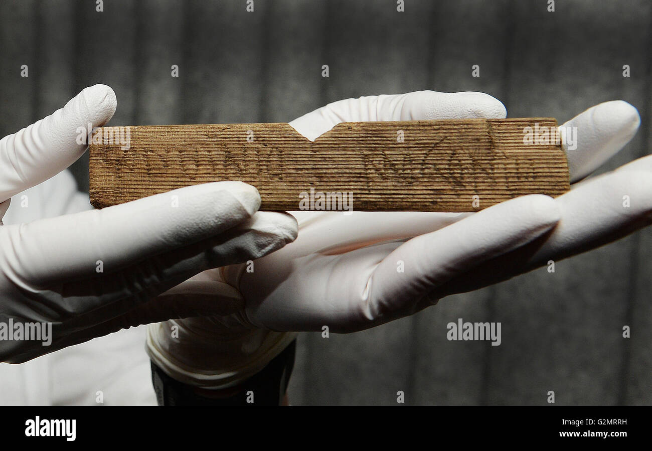 Luisa Duarte, un restaurateur pour le Musée de Londres, détient un morceau de bois avec les mots 'Londinio Mogontio' écrit dessus dans AD 65/80, qui est la première référence à Londres romain, trouvés lors des fouilles de Bloomberg's nouveau siège européen de la ville de Londres. Banque D'Images